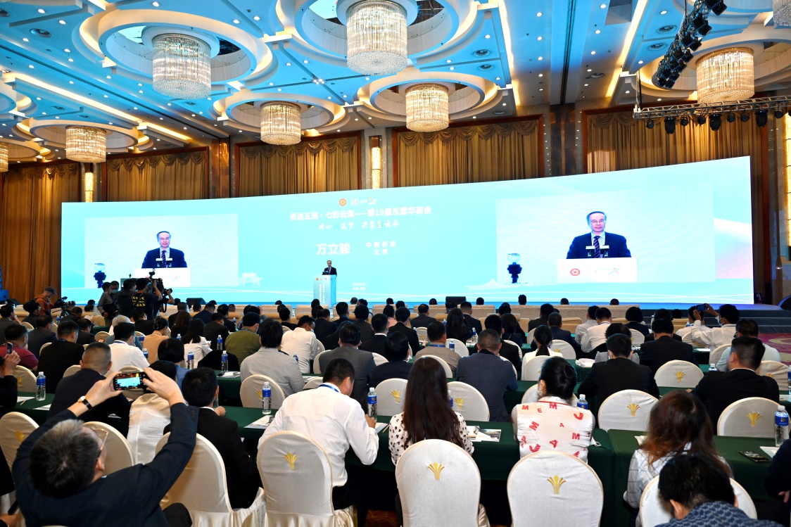 萬立駿出席“僑連五洲·七彩雲南——第19屆東盟華商會”並在雲南調研