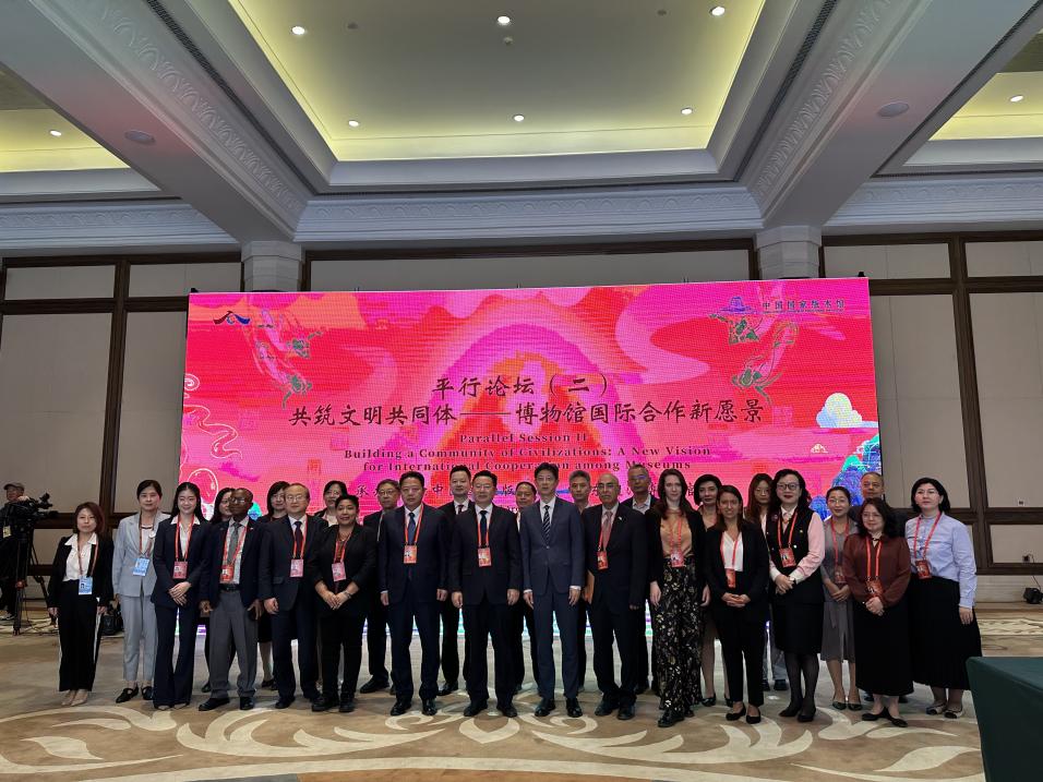 5月30日，“共筑文明共同體——博物館國際合作新願景”平行論壇在甘肅敦煌舉行。圖為中外專家合影留念。（中新社記者丁思 攝）