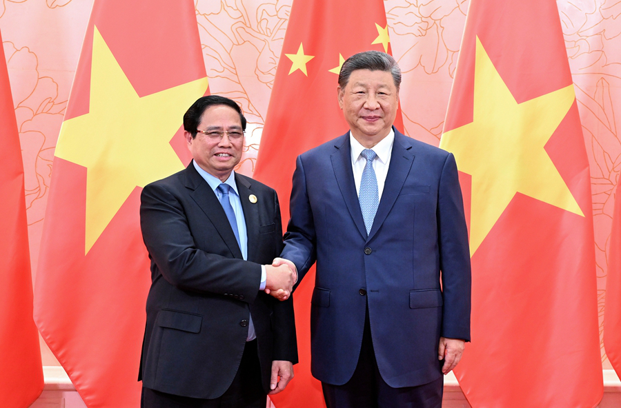 习近平会见越南总理范明政