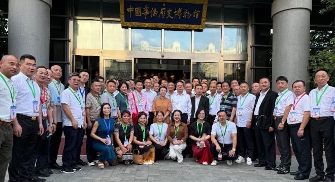 重溫抗戰歷史 緬懷華僑先烈 參加觀禮的僑界嘉賓參觀“萬裡同心”特展