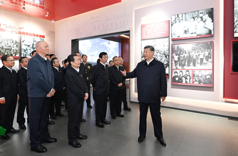習近平參觀新疆維吾爾自治區成立70周年主題成就展