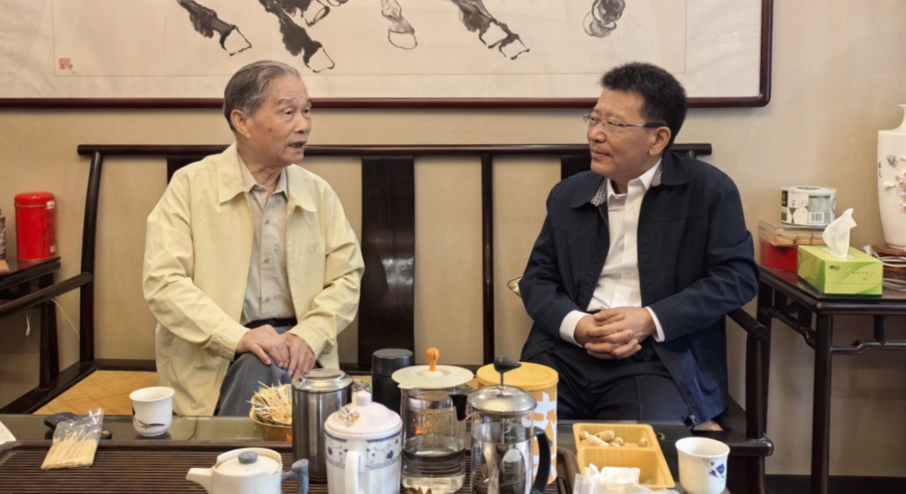 王靈桂看望慰問老同志