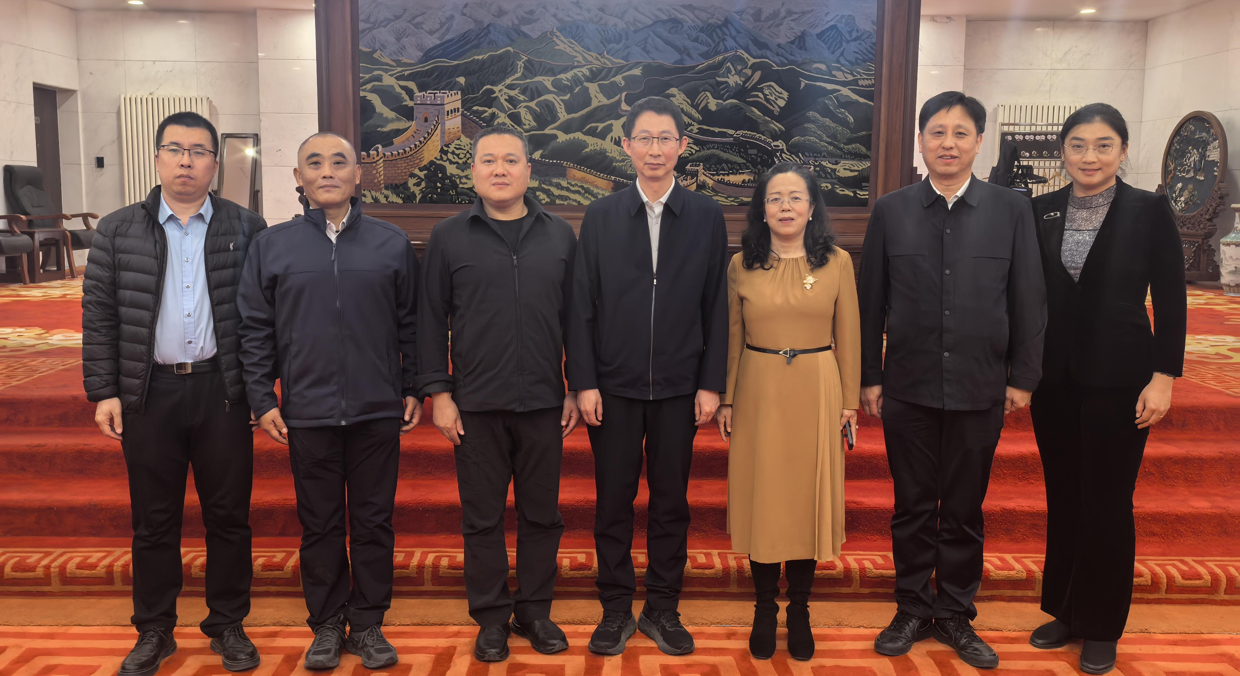 高峰出访中亚两国慰问侨胞