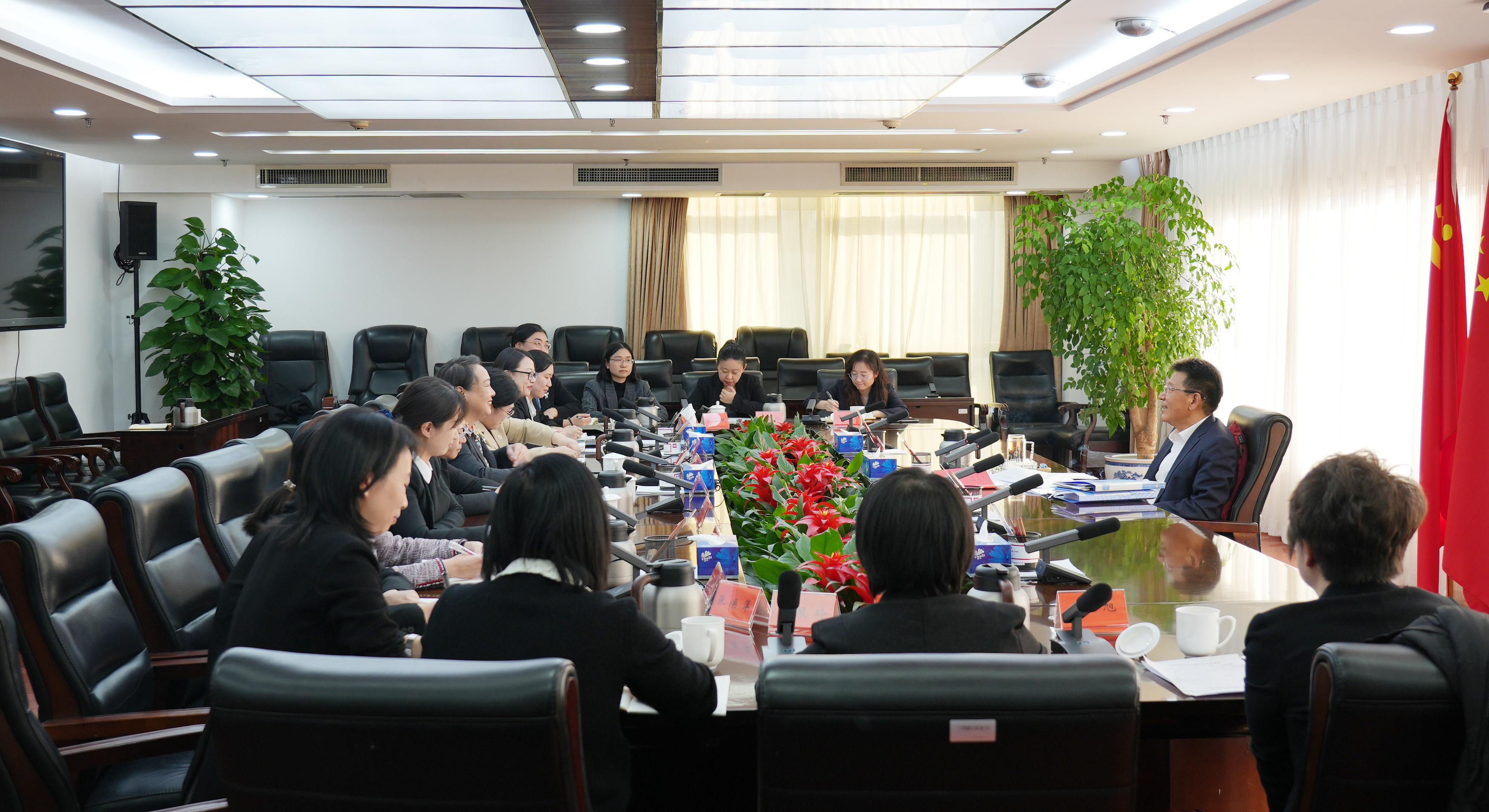 王灵桂主持召开中国侨联妇女代表座谈会