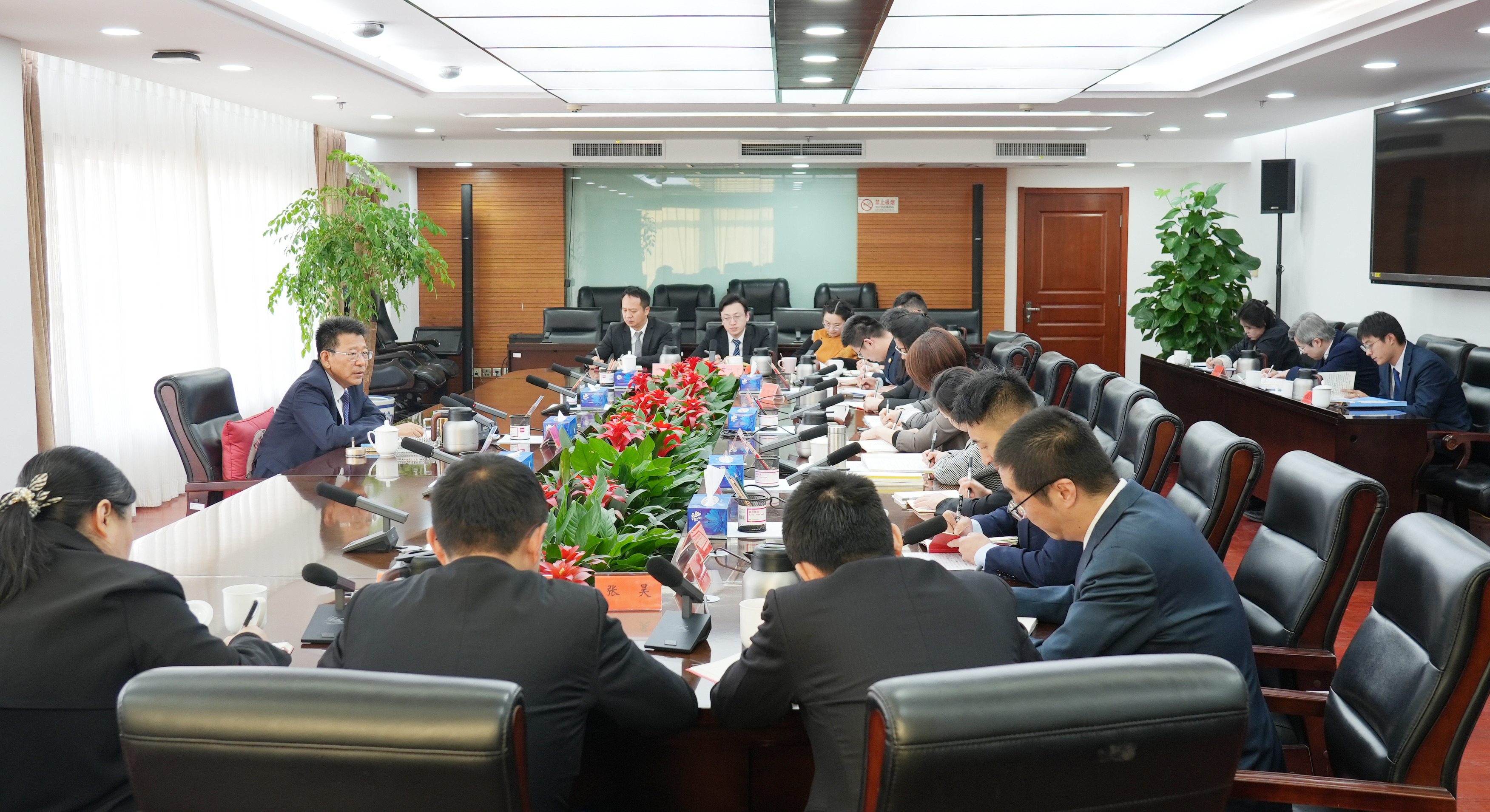 王灵桂主持召开中国侨联副处长及调研员代表座谈会