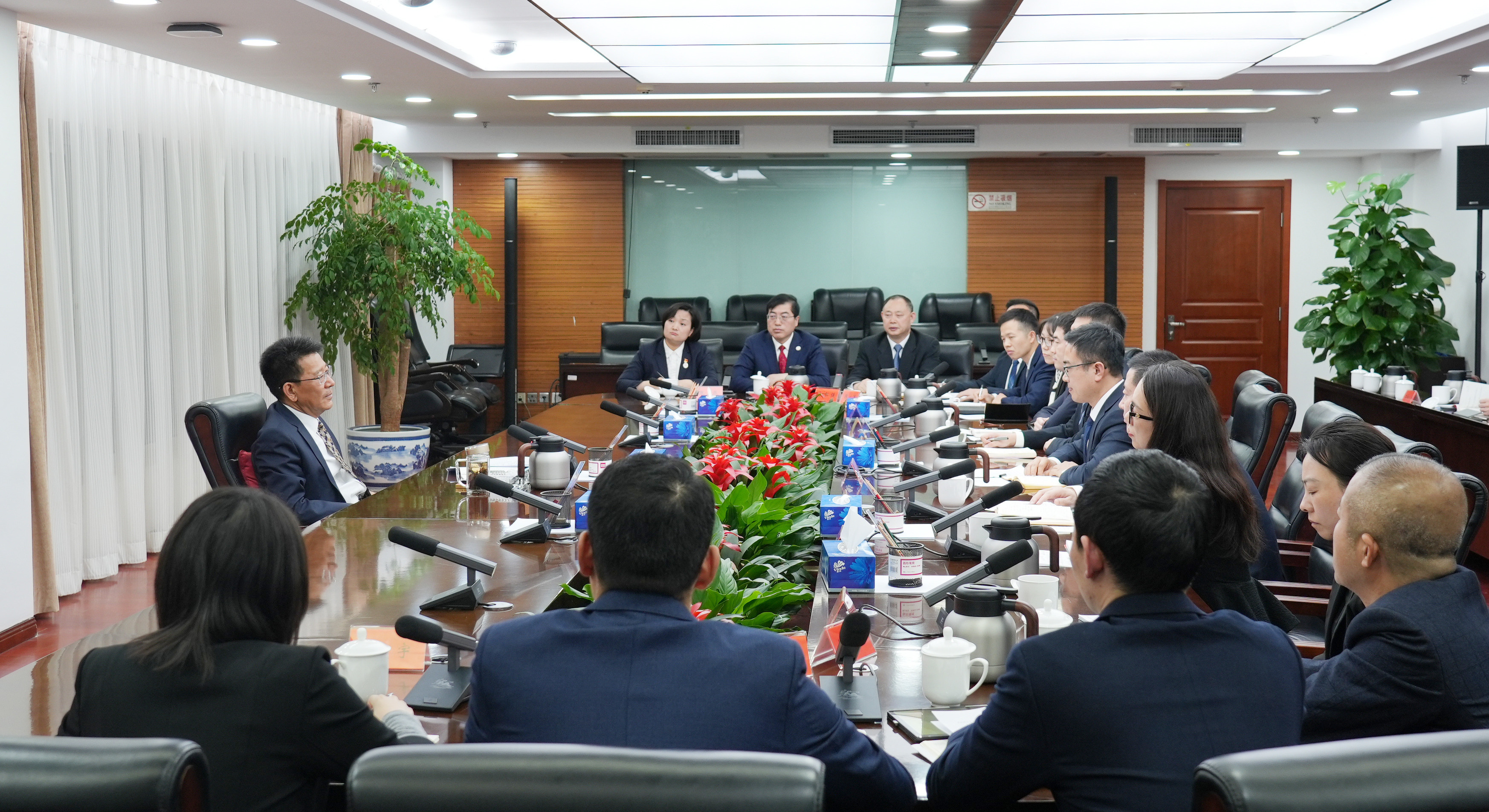 王灵桂主持召开中国侨联军转干部代表座谈会