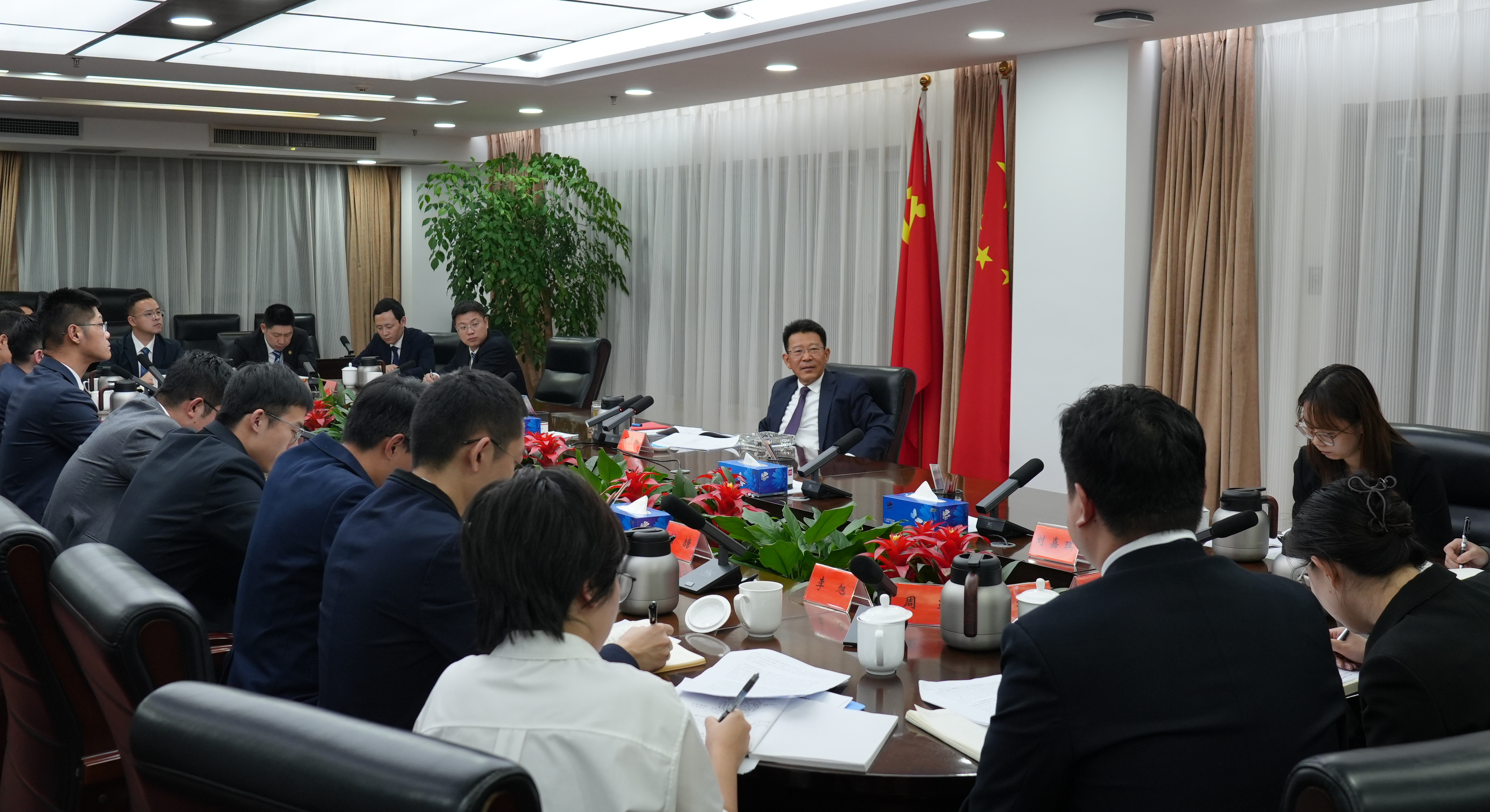 王灵桂主持召开中国侨联第二批青年干部代表座谈会