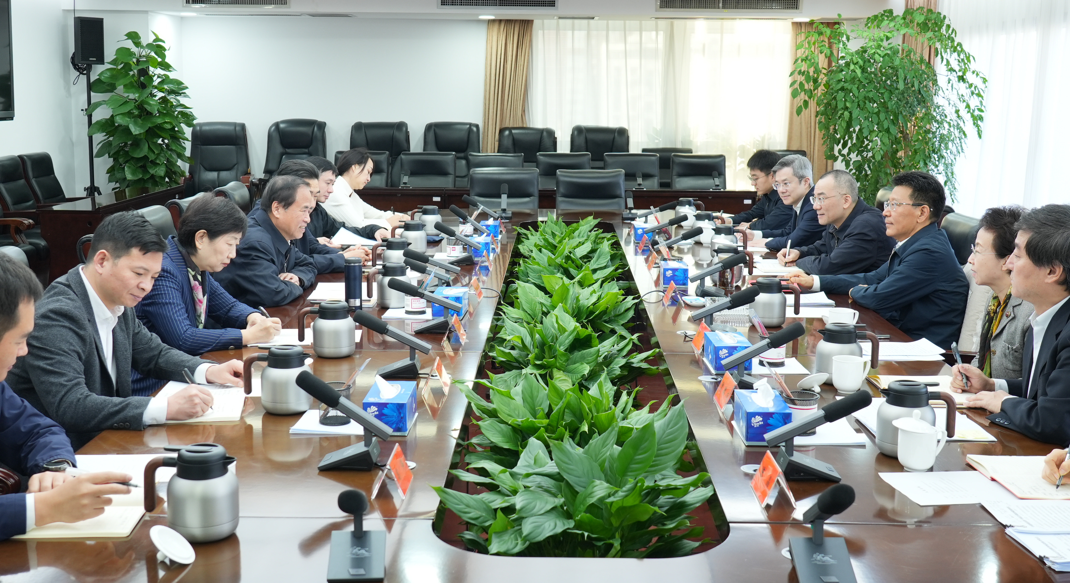 王灵桂会见全国政协港澳台侨委员会主任刘赐贵