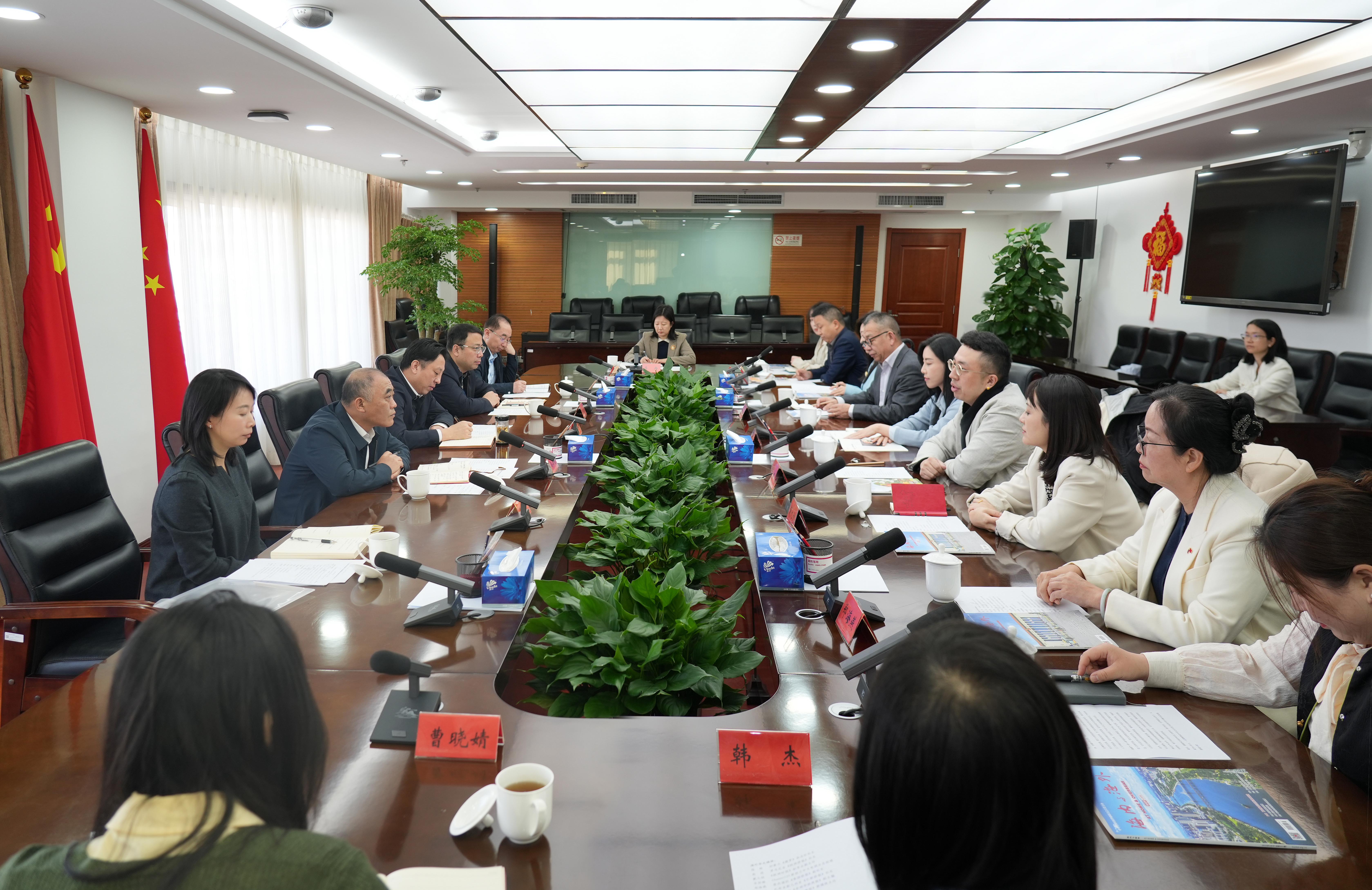 在联系和服务中增进团结和合作——与海外华文媒体代表座谈交流