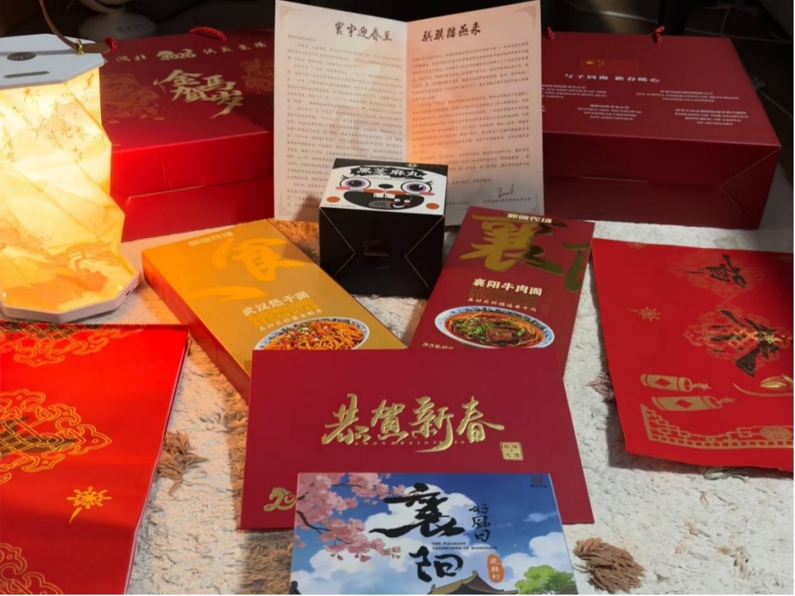 图为来自匈牙利的侨胞晒出来自湖北的暖心包。