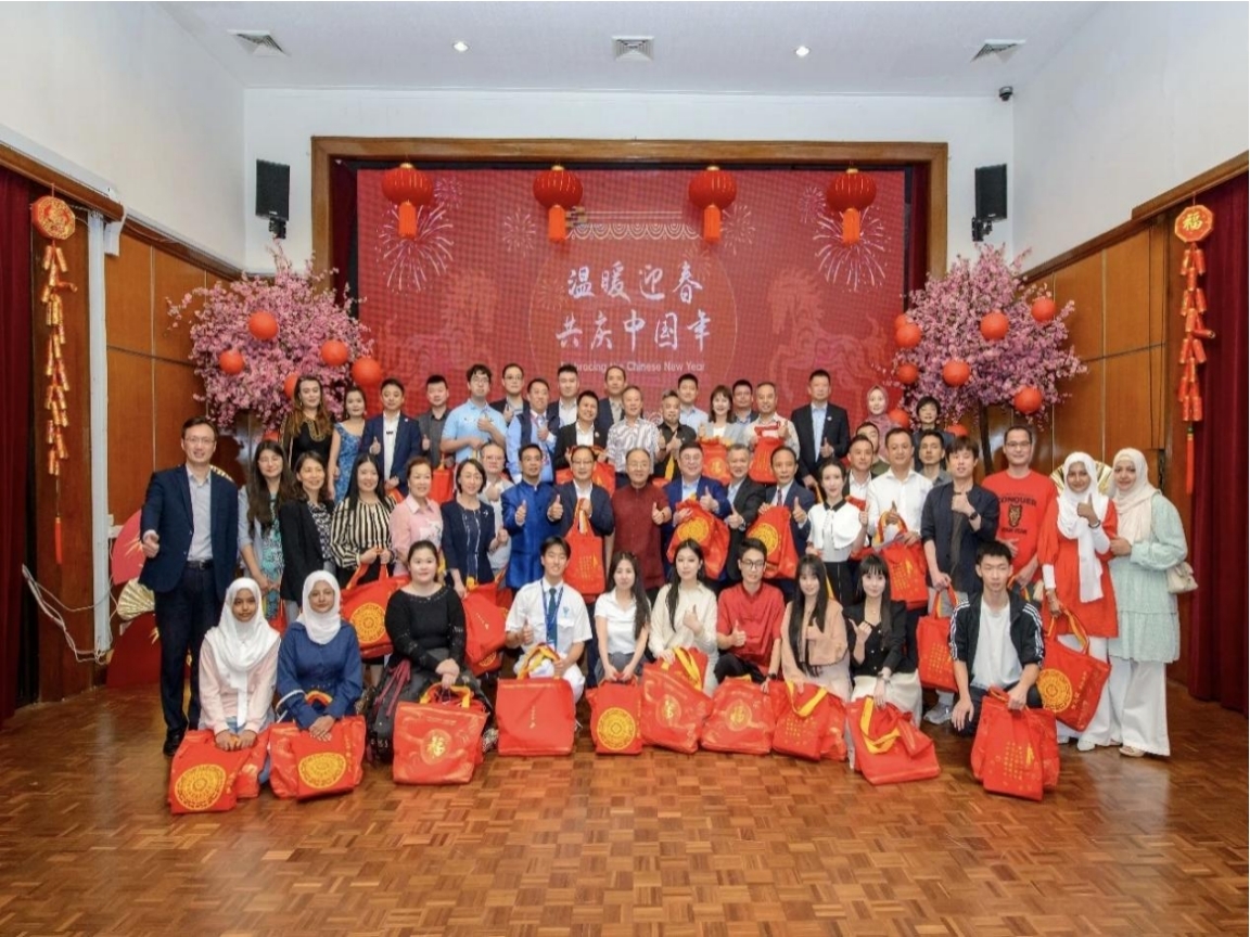 图为马来西亚侨胞收到广西省的暖心包。