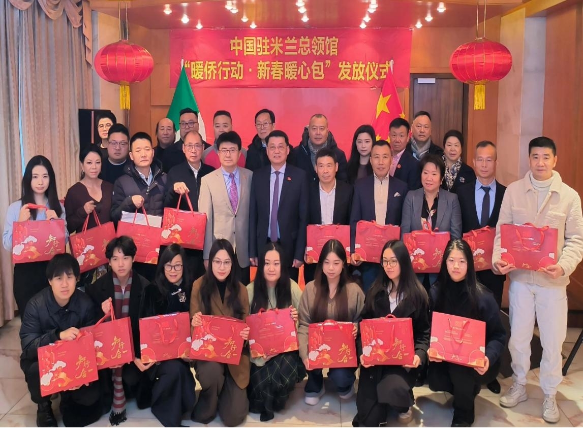 图为意大利侨胞收到来自浙江的暖心包。