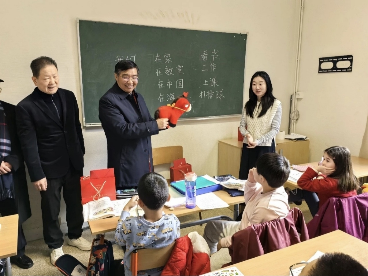 图为比利时一所华文学校的师生收到安徽省暖心包。