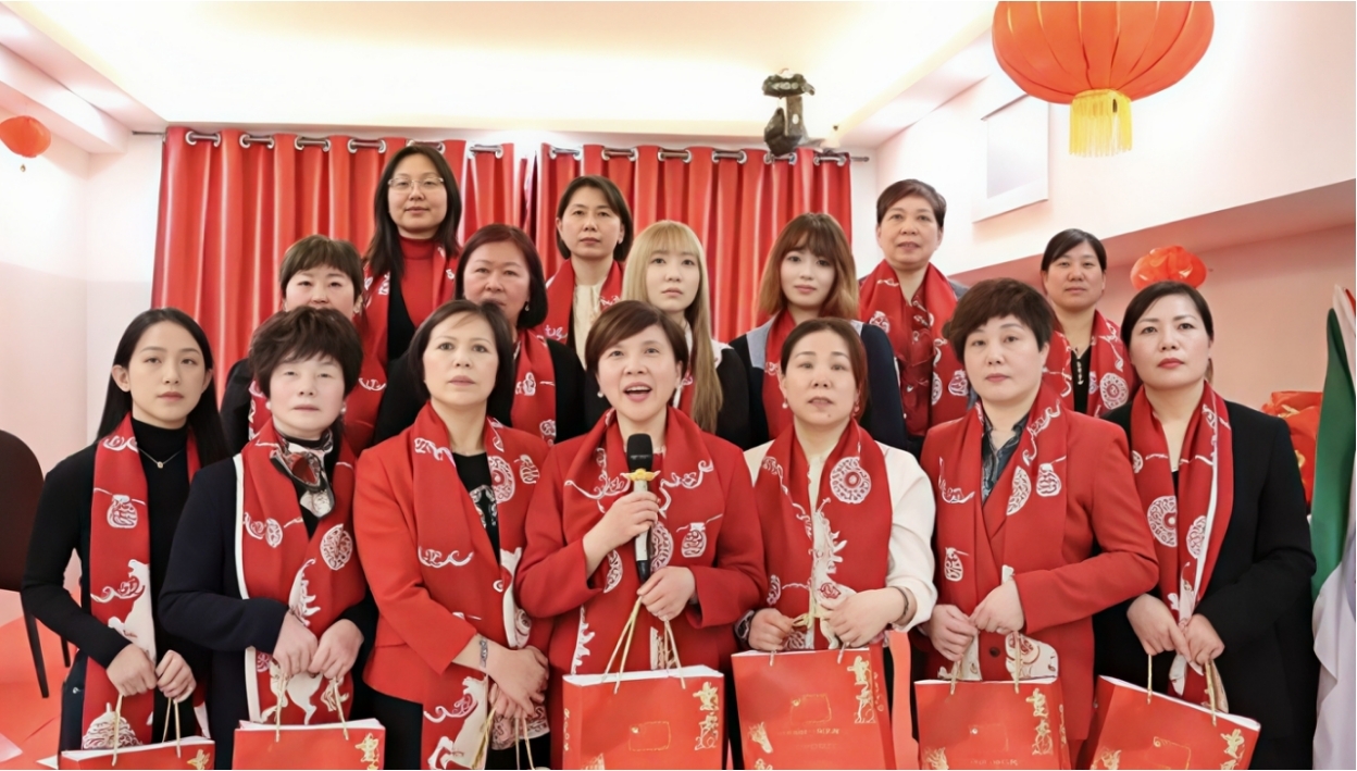 图为佛罗伦萨热那亚华人妇女会的侨胞们收到来自重庆的暖心包。