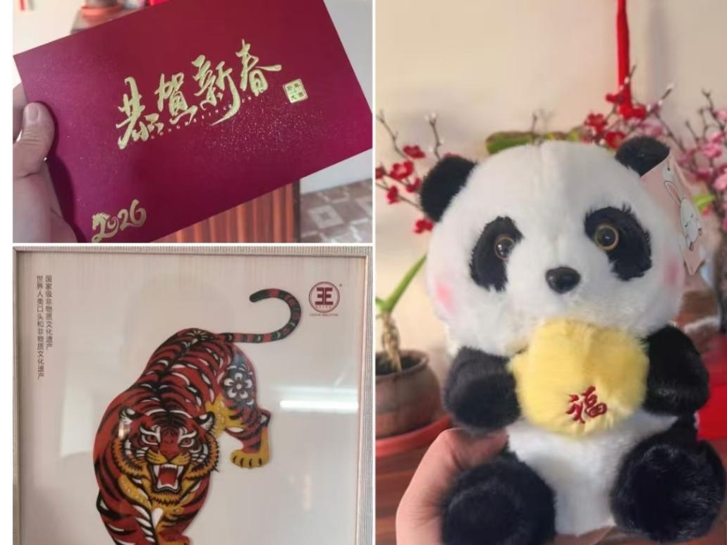 图为尼泊尔侨胞晒出来自四川的暖心包。