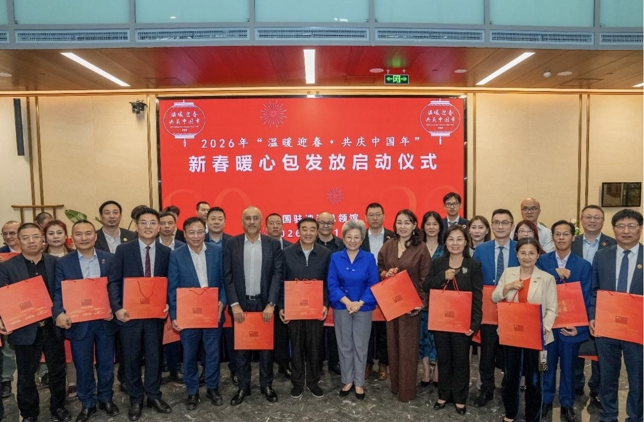 图为迪拜的侨胞收到来自甘肃的暖心包。