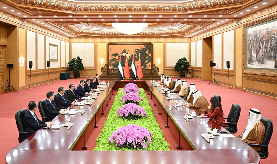 4月14日上午，國家主席習近平在北京人民大會堂會見來華訪問的阿聯酋阿布扎比王儲哈立德。新華社記者 李響 攝