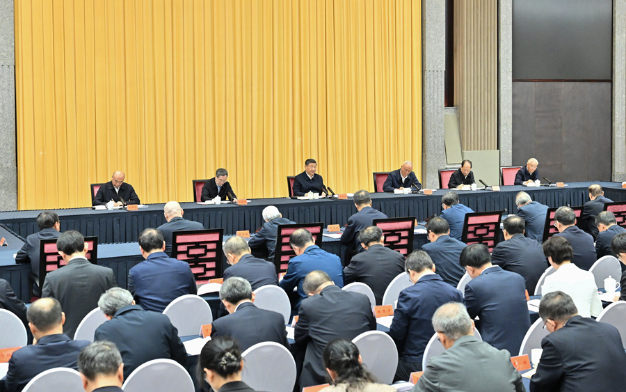 4月30日上午，中共中央总书记、国家主席、中央军委主席习近平在上海出席加强基础研究座谈会并发表重要讲话。新华社记者 翟健岚 摄