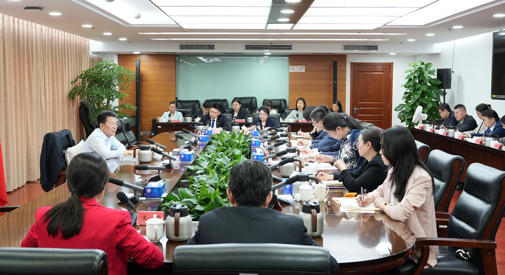王灵桂主持召开中国侨联机关处长、副处长座谈会