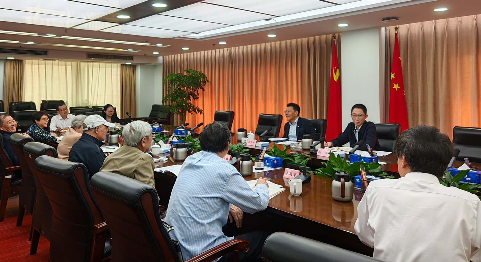 王灵桂会见中国侨联法顾委2026年主任会议与会同志