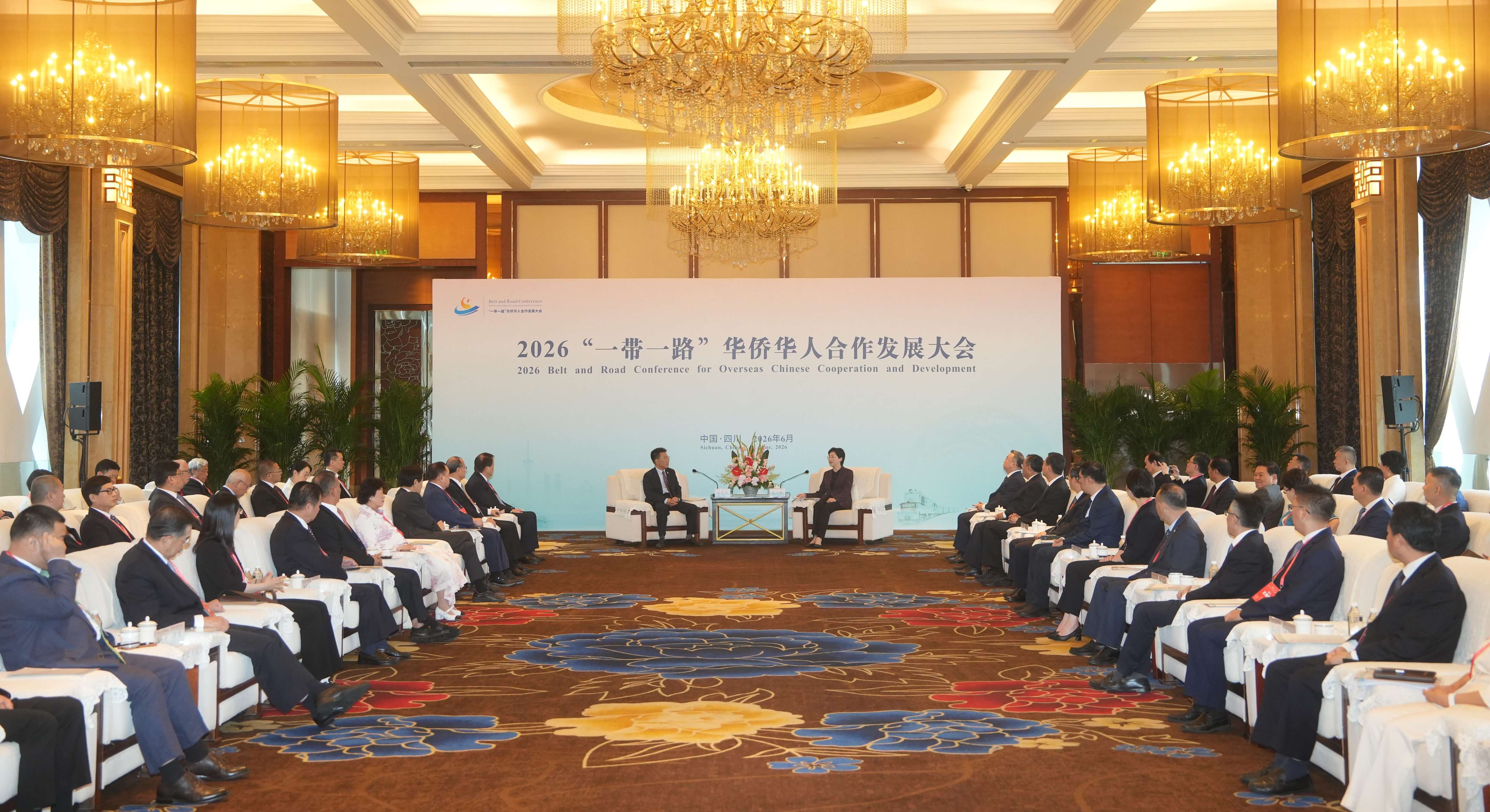 王灵桂、施小琳共同会见出席“一带一路”华侨华人合作发展大会的部分侨胞