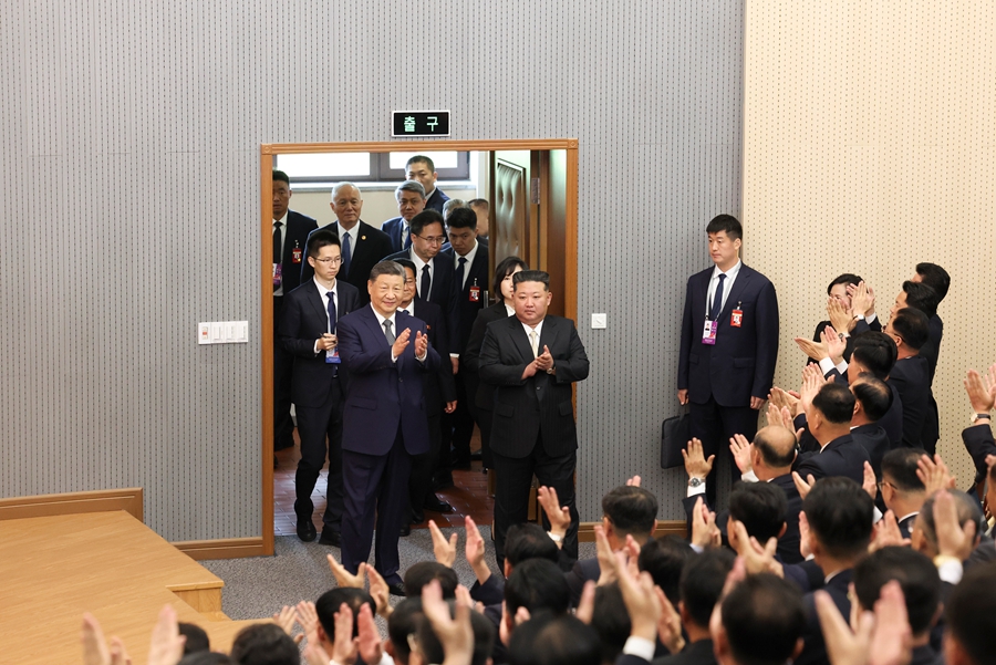 当地时间6月9日上午,中共中央总书记、国家主席习近平在朝鲜劳动党总书记、国务委员长金正恩陪同下,参访位于平壤的朝鲜劳动党中央干部学校。这是在金正恩陪同下,习近平步入学校阶梯教室。新华社记者 姚大伟 摄