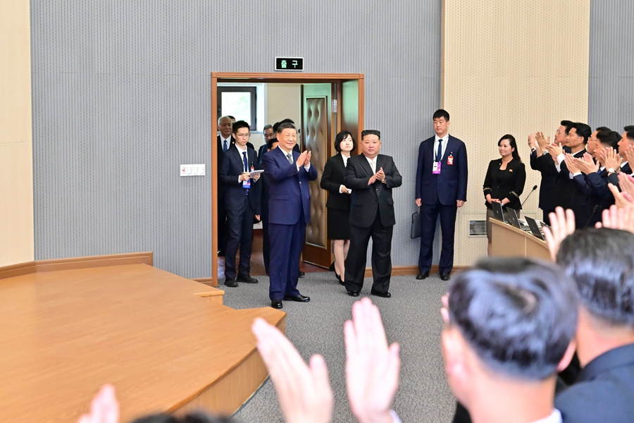 当地时间6月9日上午,中共中央总书记、国家主席习近平在朝鲜劳动党总书记、国务委员长金正恩陪同下,参访位于平壤的朝鲜劳动党中央干部学校。这是在金正恩陪同下,习近平步入学校阶梯教室。新华社记者 翟健岚 摄