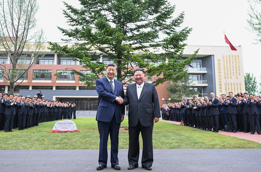 习近平参访朝鲜劳动党中央干部学校