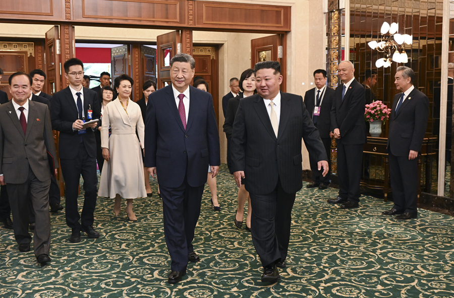 习近平夫妇出席金正恩夫妇举行的小范围午宴
