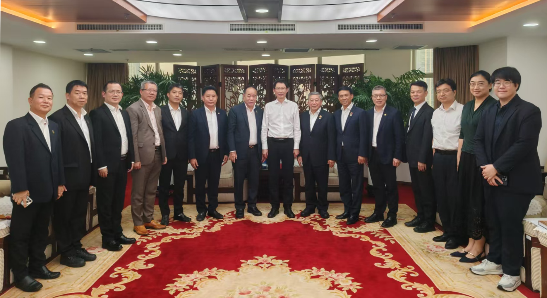 高峰会见泰华进出口商会访问团
