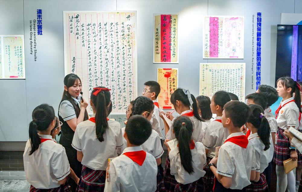 △2026年5月18日，学生们在广东汕头市档案馆侨批分馆（侨批文物馆）参观。