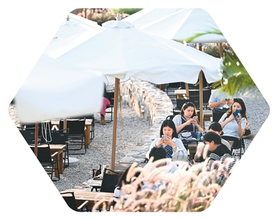近年来，侨乡旅游日益火热。图为5月26日，游客在侨乡广东省江门市漫野部落休闲。    新华社记者 邓 华摄