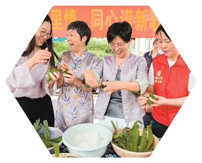 6月13日，安徽省含山县环峰镇大庆社区侨胞之家开展端午主题活动。社区干部与侨胞、志愿者一同包粽子。欧宗涛摄（人民视觉）