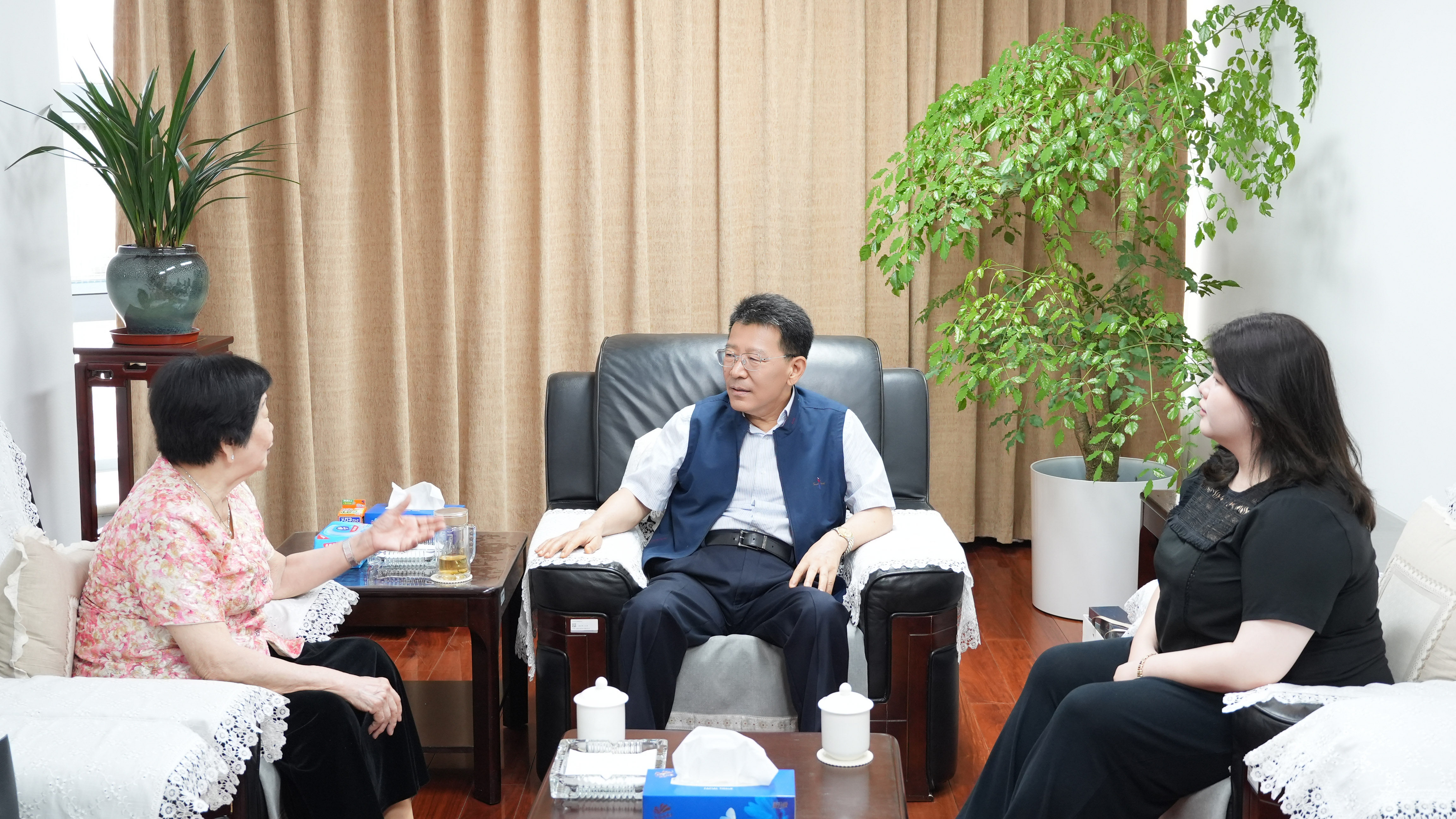 王灵桂会见仰恩大学董事会董事长林惠