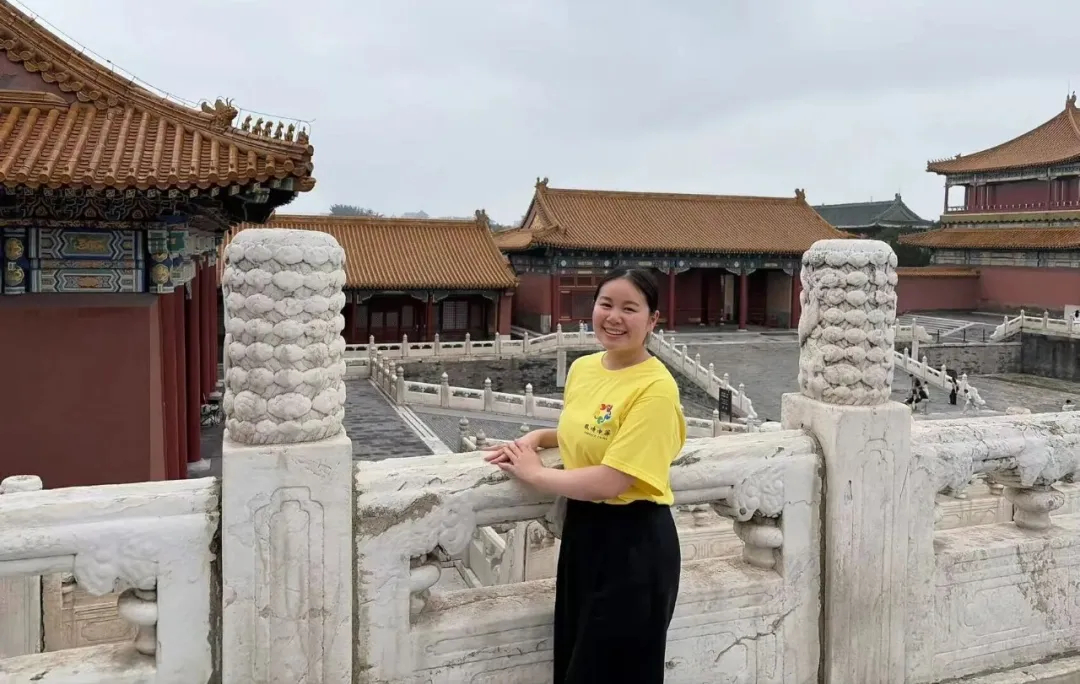 美籍华人女孩龙美伊在北京故宫游览。受访者供图