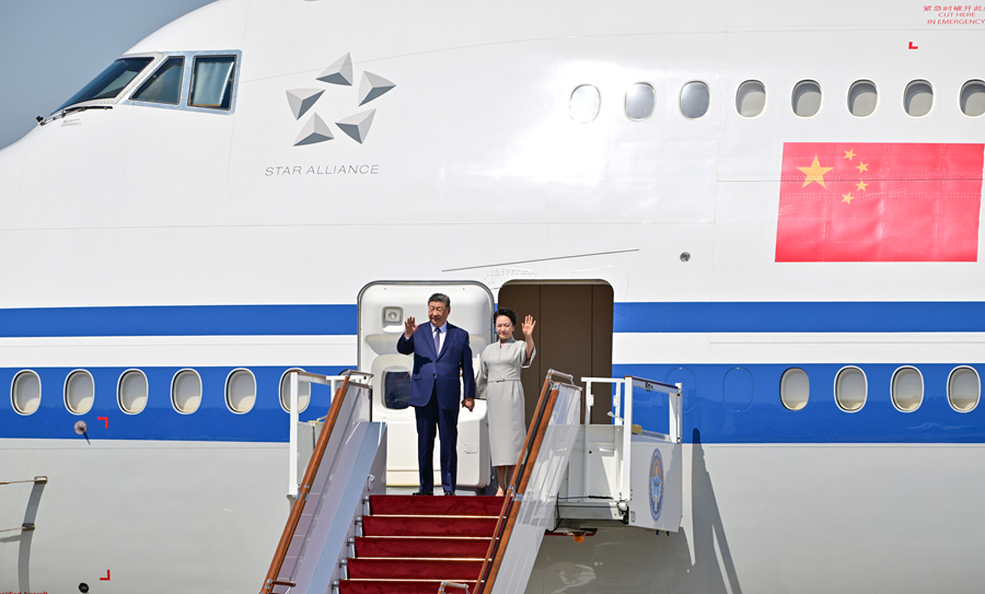當地時間8月30日下午，國家主席習近平乘專機抵達比什凱克，應吉爾吉斯斯坦總統扎帕羅夫邀請，出席2026年上海合作組織峰會並對吉爾吉斯斯坦進行國事訪問。這是習近平和夫人彭麗媛步出艙門。新華社記者 翟健嵐 攝