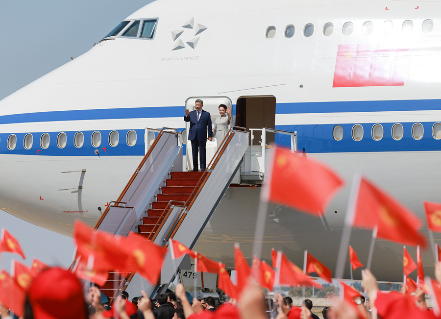 當地時間8月30日下午，國家主席習近平乘專機抵達比什凱克，應吉爾吉斯斯坦總統扎帕羅夫邀請，出席2026年上海合作組織峰會並對吉爾吉斯斯坦進行國事訪問。這是習近平和夫人彭麗媛步出艙門。新華社記者 王曄 攝