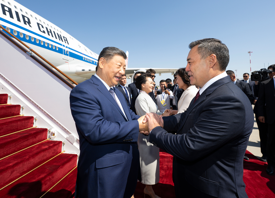 當地時間8月30日下午，國家主席習近平乘專機抵達比什凱克，應吉爾吉斯斯坦總統扎帕羅夫邀請，出席2026年上海合作組織峰會並對吉爾吉斯斯坦進行國事訪問。習近平和夫人彭麗媛抵達比什凱克瑪納斯國際機場時，扎帕羅夫總統夫婦熱情迎接。新華社記者 謝環馳 攝