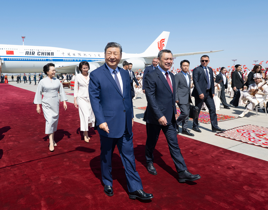 當地時間8月30日下午，國家主席習近平乘專機抵達比什凱克，應吉爾吉斯斯坦總統扎帕羅夫邀請，出席2026年上海合作組織峰會並對吉爾吉斯斯坦進行國事訪問。習近平和夫人彭麗媛抵達比什凱克瑪納斯國際機場時，扎帕羅夫總統夫婦熱情迎接。新華社記者 謝環馳 攝