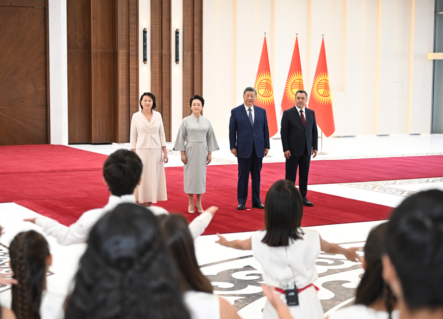 當地時間8月30日下午，國家主席習近平乘專機抵達比什凱克，應吉爾吉斯斯坦總統扎帕羅夫邀請，出席2026年上海合作組織峰會並對吉爾吉斯斯坦進行國事訪問。習近平和夫人彭麗媛抵達比什凱克瑪納斯國際機場時，扎帕羅夫總統夫婦熱情迎接。這是兩國元首夫婦共同欣賞當地青少年演唱中國歌曲。新華社記者 燕雁 攝