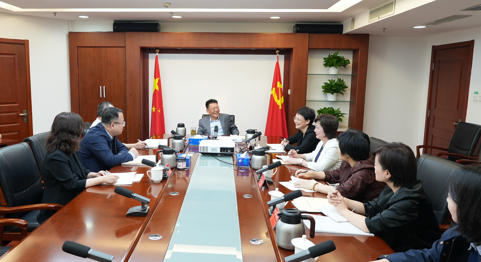 王灵桂会见厦门市委常委、统战部部长王雪敏一行