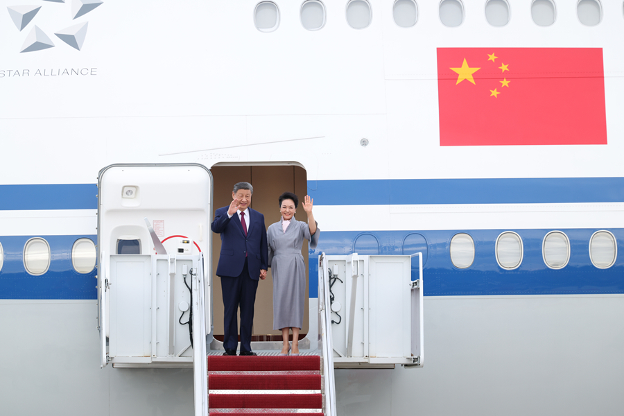 當地時間9月23日下午，國家主席習近平乘專機抵達華盛頓，應美國總統特朗普邀請，對美國進行國事訪問。習近平和夫人彭麗媛抵達華盛頓安德魯斯空軍基地時，特朗普和夫人梅拉尼婭熱情迎接。這是習近平和夫人彭麗媛步出艙門。新華社記者 劉彬 攝