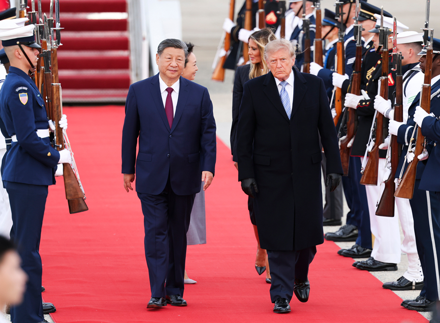 當地時間9月23日下午，國家主席習近平乘專機抵達華盛頓，應美國總統特朗普邀請，對美國進行國事訪問。習近平和夫人彭麗媛抵達華盛頓安德魯斯空軍基地時，特朗普和夫人梅拉尼婭熱情迎接。新華社記者 劉彬 攝