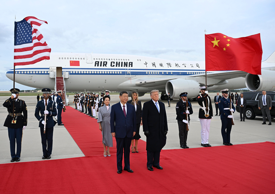 當地時間9月23日下午，國家主席習近平乘專機抵達華盛頓，應美國總統特朗普邀請，對美國進行國事訪問。習近平和夫人彭麗媛抵達華盛頓安德魯斯空軍基地時，特朗普和夫人梅拉尼婭熱情迎接。新華社記者 李響 攝
