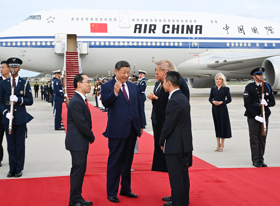 當地時間9月23日下午，國家主席習近平乘專機抵達華盛頓，應美國總統特朗普邀請，對美國進行國事訪問。習近平和夫人彭麗媛抵達華盛頓安德魯斯空軍基地時，特朗普和夫人梅拉尼婭熱情迎接。新華社記者 李響 攝