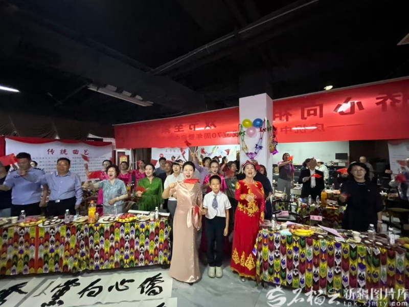 9月20日,“七十载侨心向祖国 双节至聚力启新程”侨界联谊活动现场,大家合唱歌曲。石榴云/新疆日报记者 阿依苏丽坦·莫合买提摄