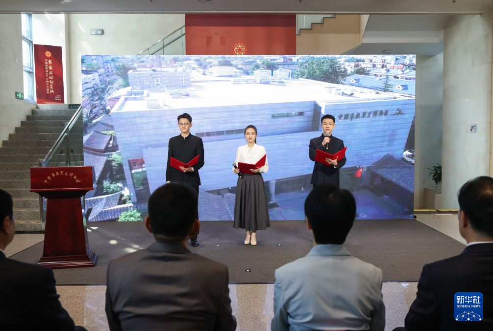 10月11日，中国传媒大学志愿者在开幕式上讲述文物里的侨联历史。新华社记者 张帆 摄