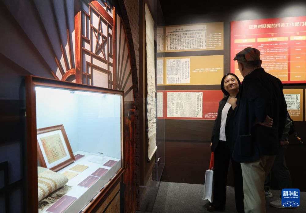 10月11日，人们在展览上参观。新华社记者 张帆 摄