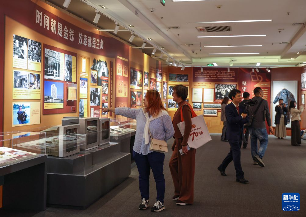 10月11日，人们在展览上参观。新华社记者 张帆 摄