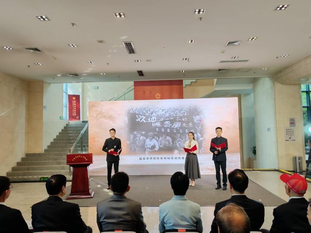 来自中国传媒大学的青年志愿者讲述文物里的侨联历史。中青报·中青网记者 张昊天/摄